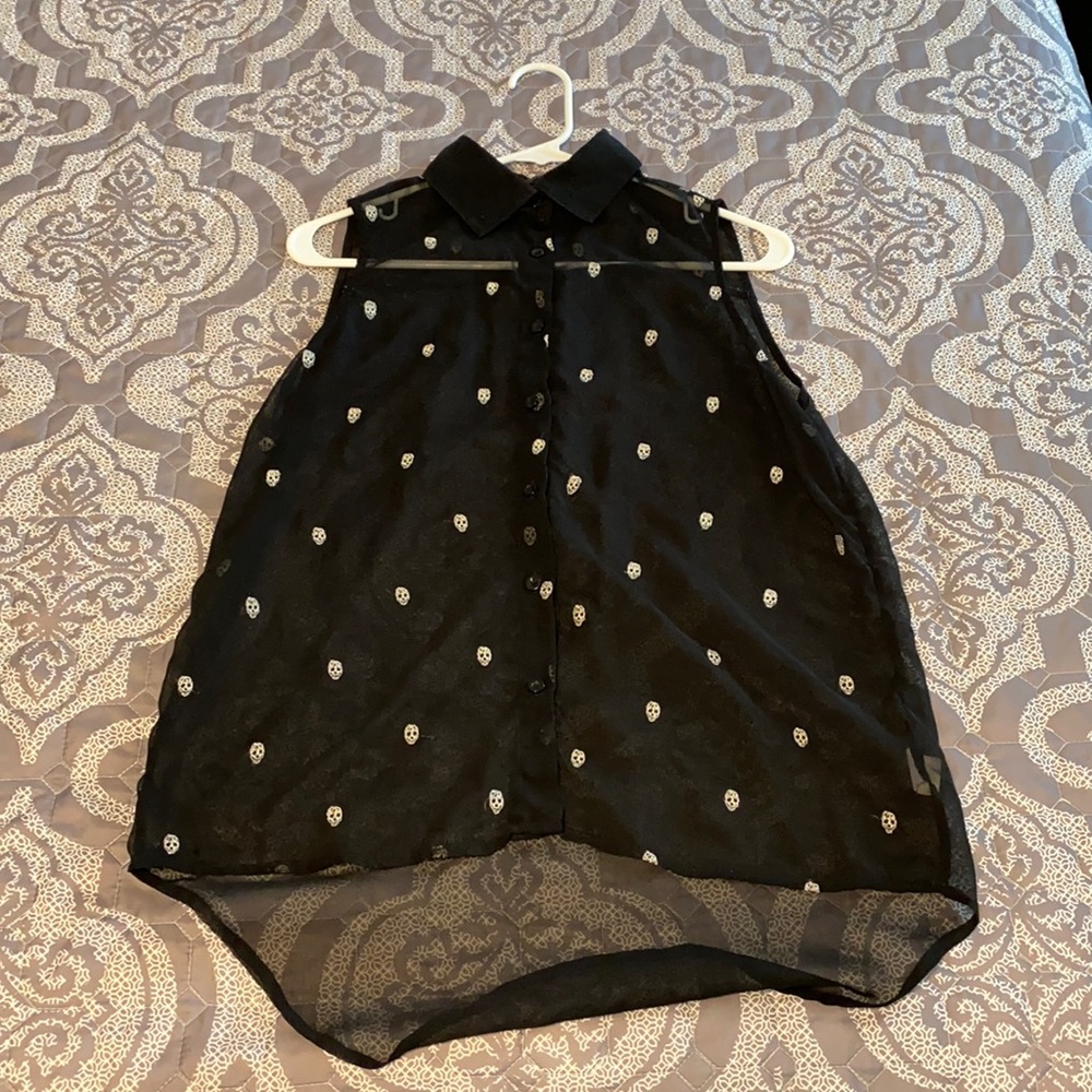 Skull Embroidered Sleevless Button down
